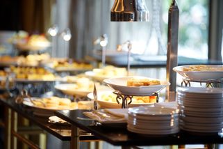 Snídaně končí u dveří restaurace. Za plné tašky jídla mohou hotely chtít doplatek